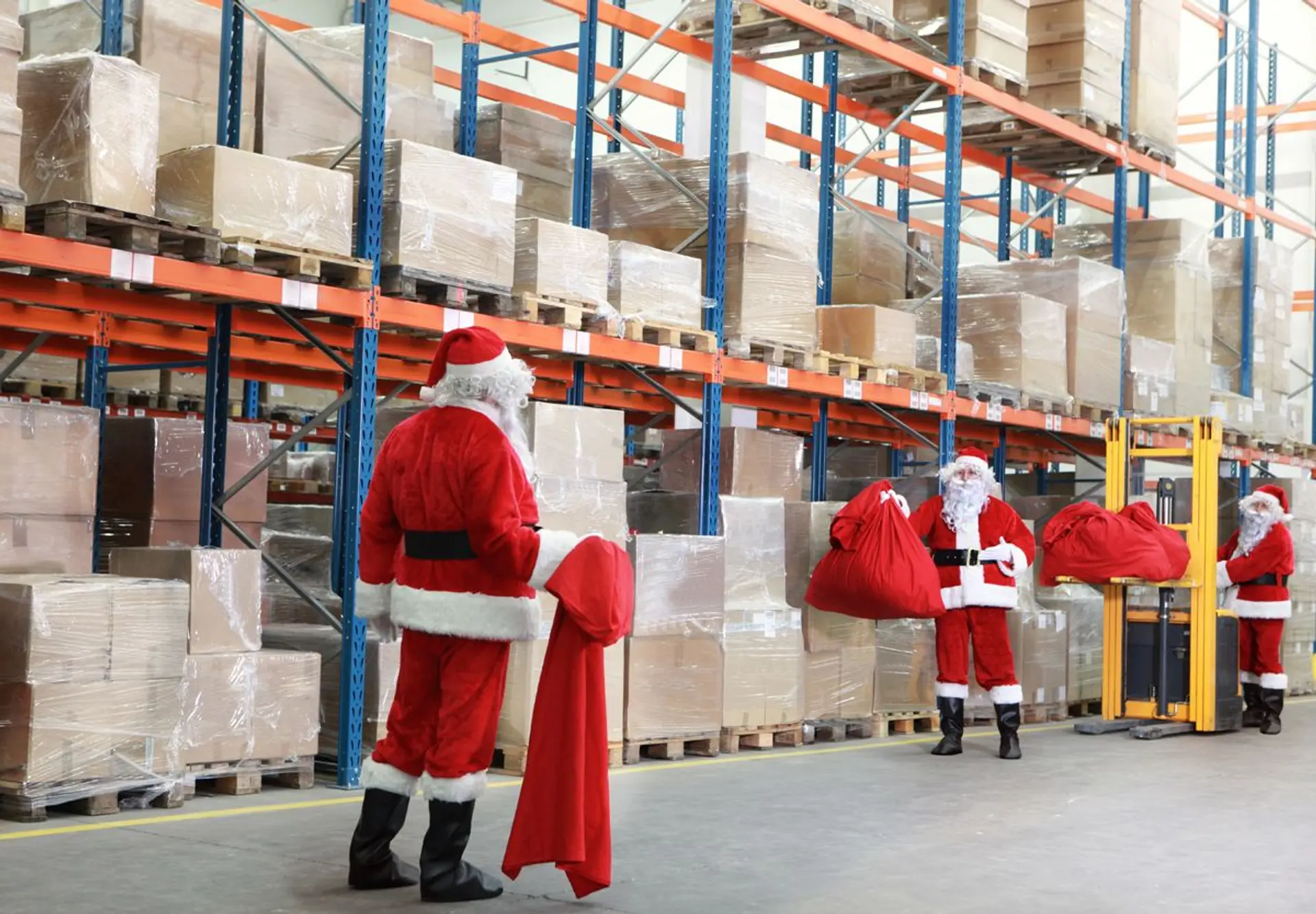 Un grupo de santa claus entre cajas