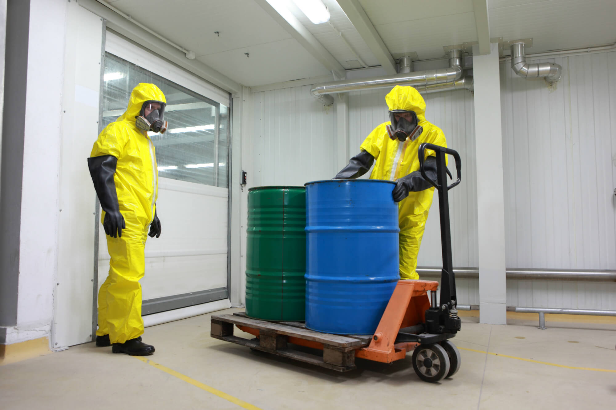 ¿Qué es una carga HAZMAT y qué necesita tu proveedor para moverla legalmente?